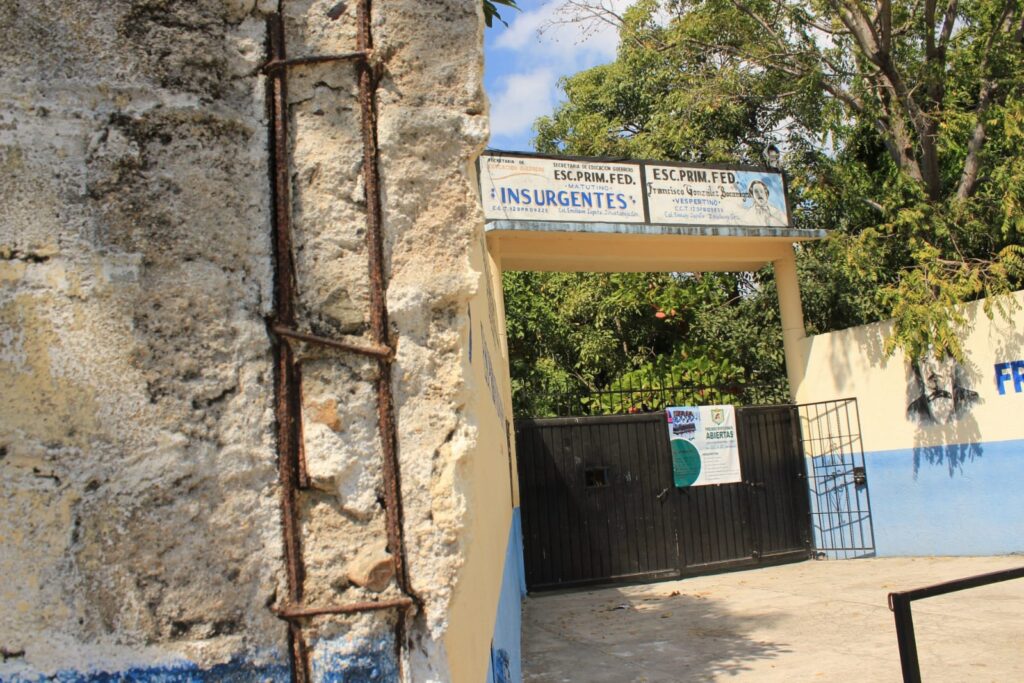 Barda perimetral en la primaria “Insurgentes” se está degradando