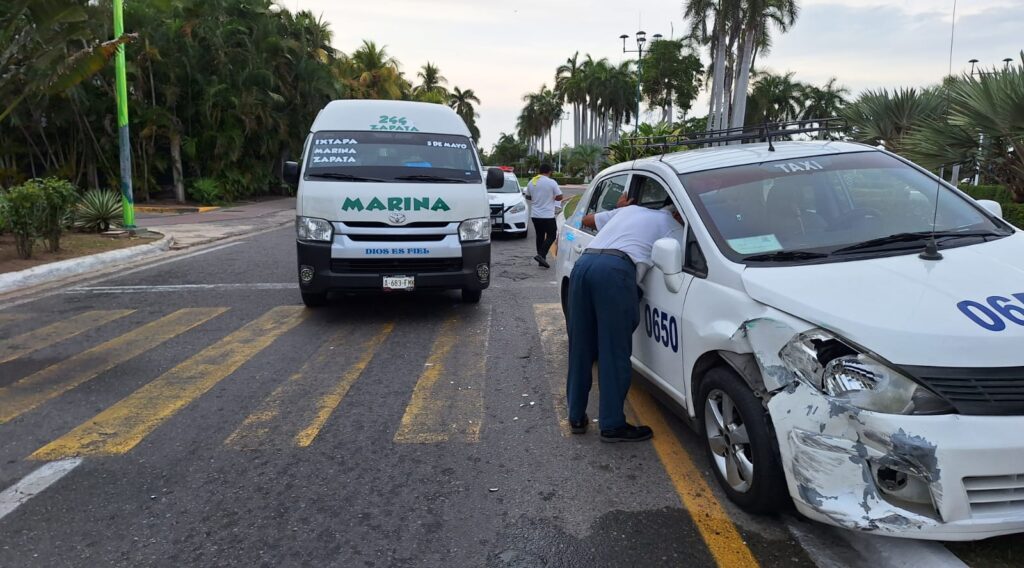 Chocan vehículos del transporte público en Ixtapa