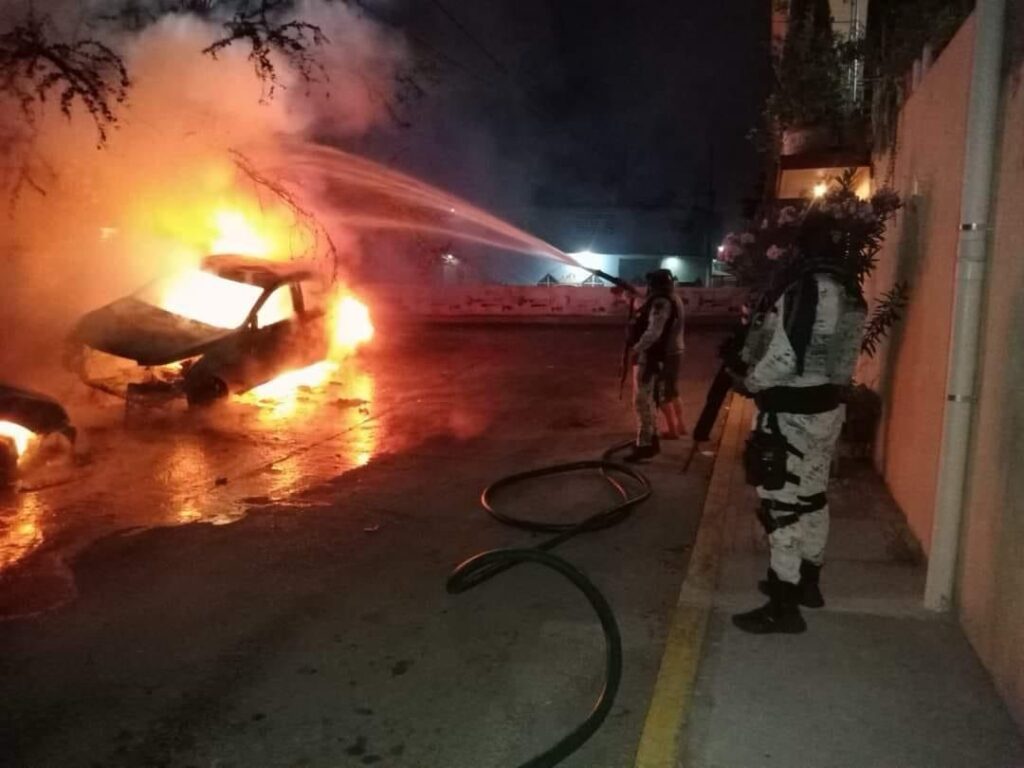 Incendiaron 2 vehículos en la colonia Morelos de Chilpancingo