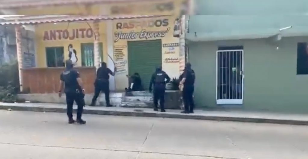 Policías golpean y arrestan a esposa e hijo de periodista en Acayucan, Veracrúz