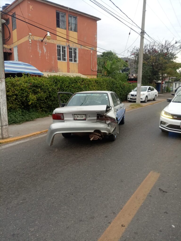 Taxi se estampó detrás de un coche en Paseo de la Boquita