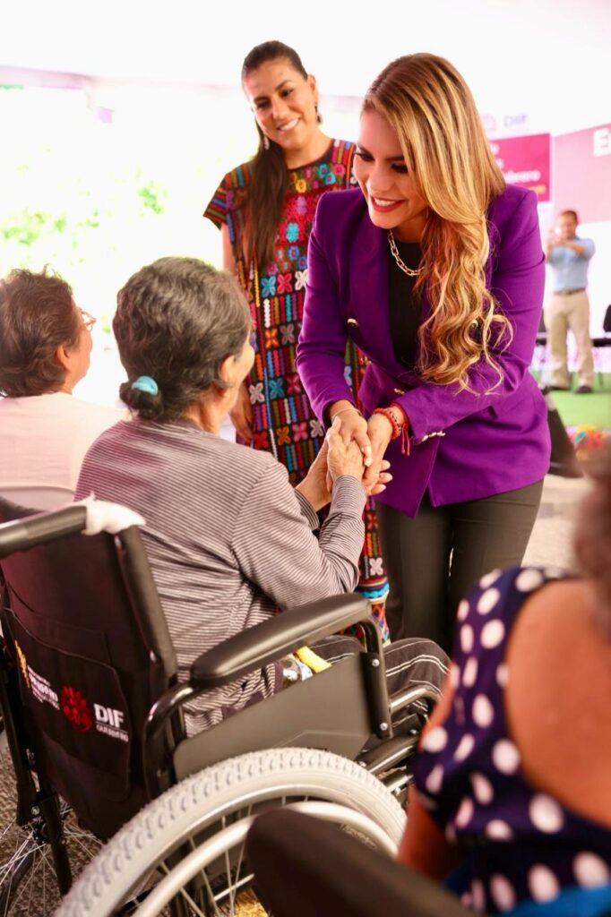Entrega Evelyn Salgado aparatos funcionales del programa “Transformando vidas”