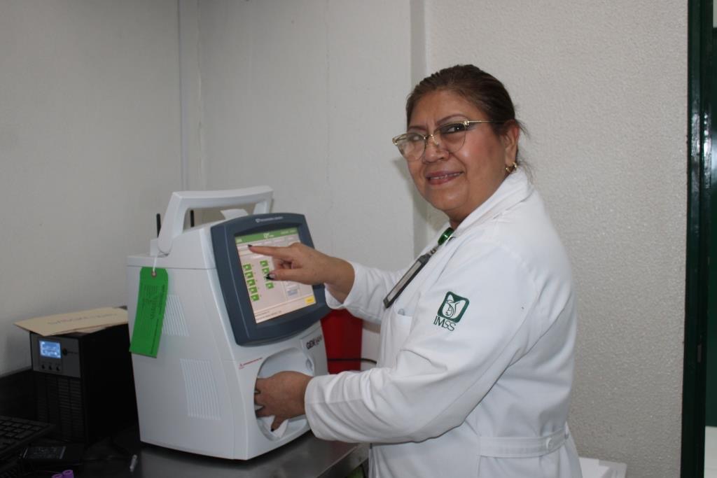 Capacita IMSS a personal del HGSZ/MF No. 3 sobre uso de equipos de gasometría y procesamiento de troponinas