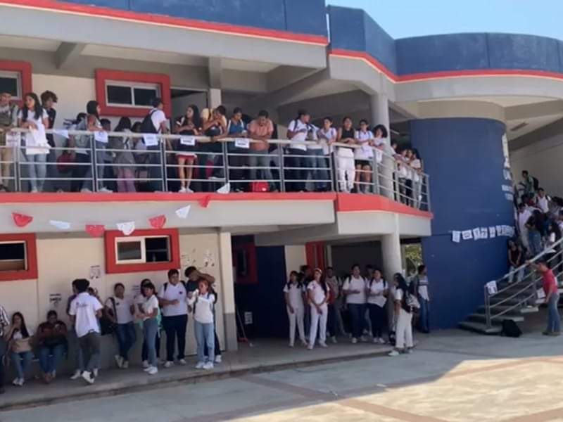 Toman escuela de la UAGro en Tecpan en apoyo a profesor cesado