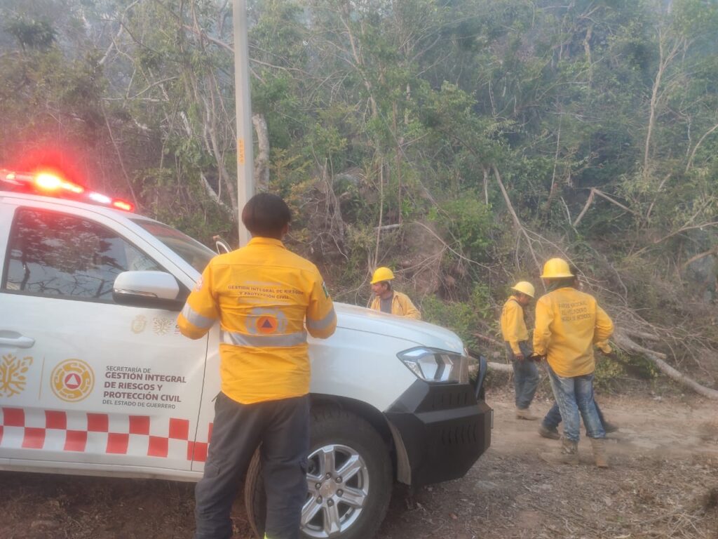 Continúa SGIRPCGRO con labores de combate en el incendio forestal del parque nacional el Veladero