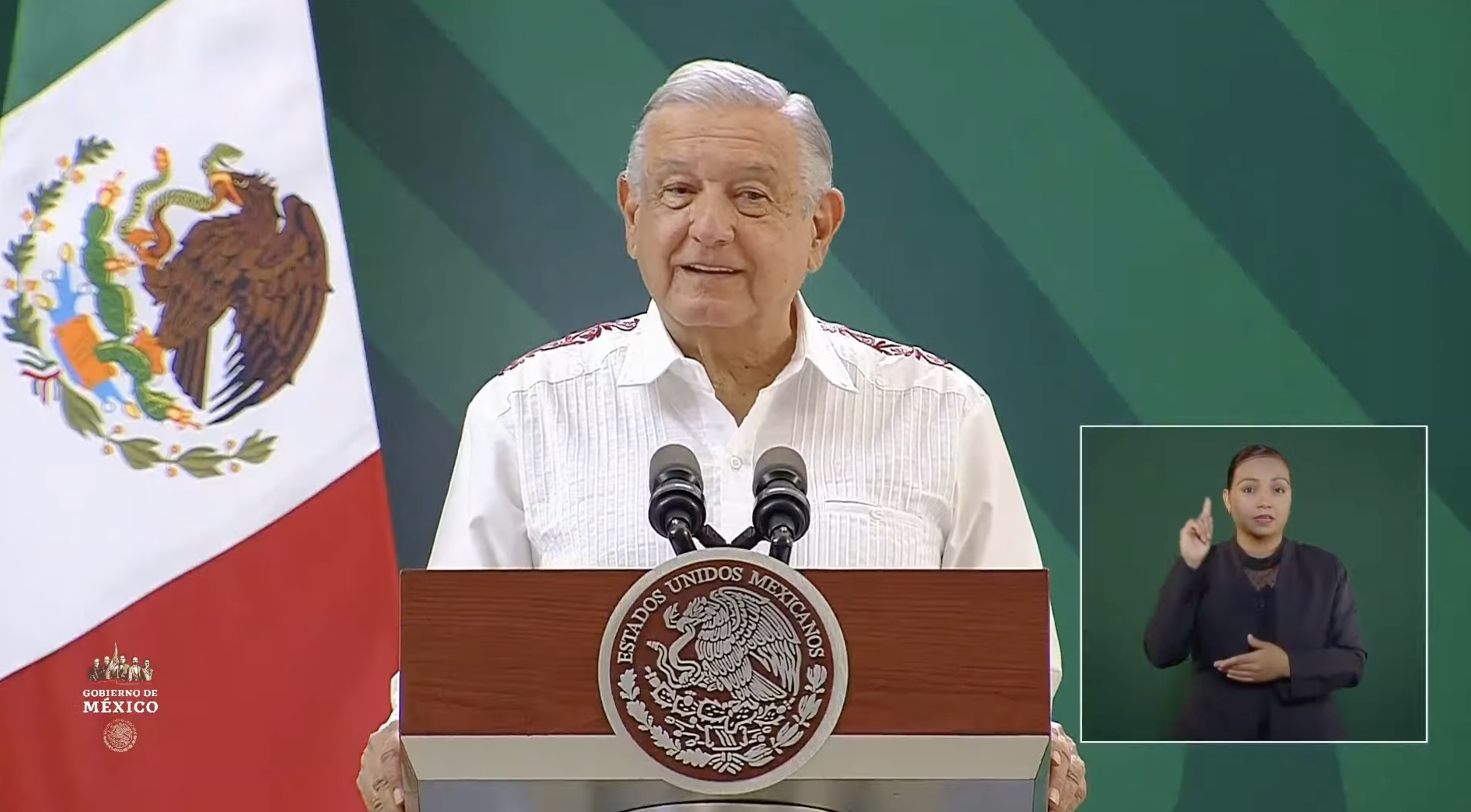 AMLO rechaza protesta violenta de normalistas en Palacio Nacional