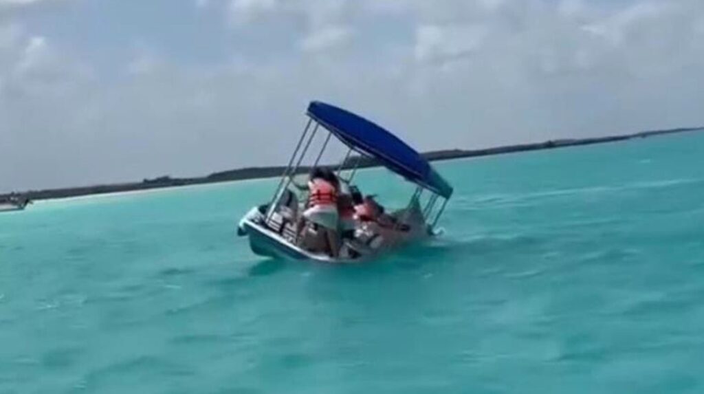 Se hunde embarcación con todo y turistas en Bacalar