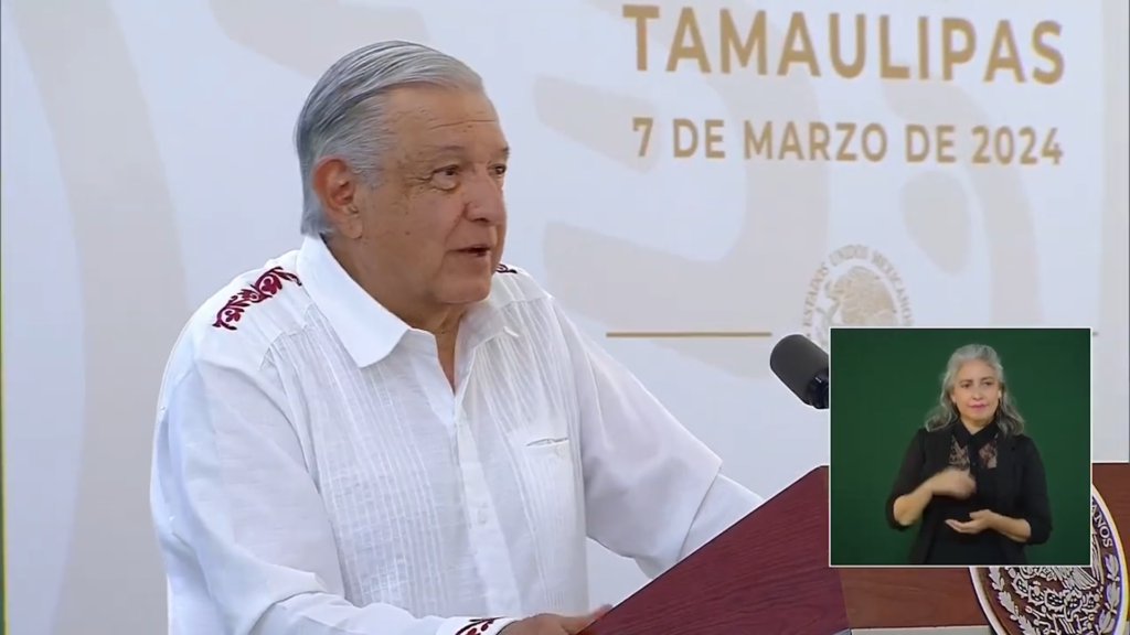 AMLO duda que hayan sido normalistas los que tiraron una puerta de Palacio Nacional