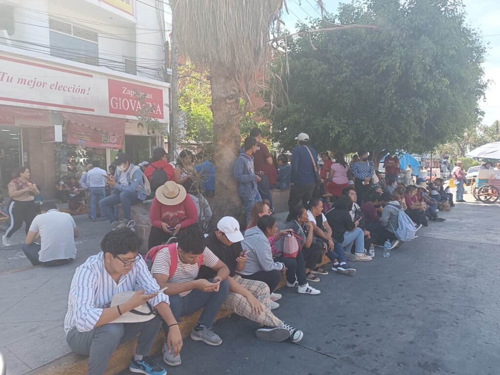En Chilpancingo… Morenistas bloquean avenida y toman la sede de su partido; denuncian imposición de candidatos