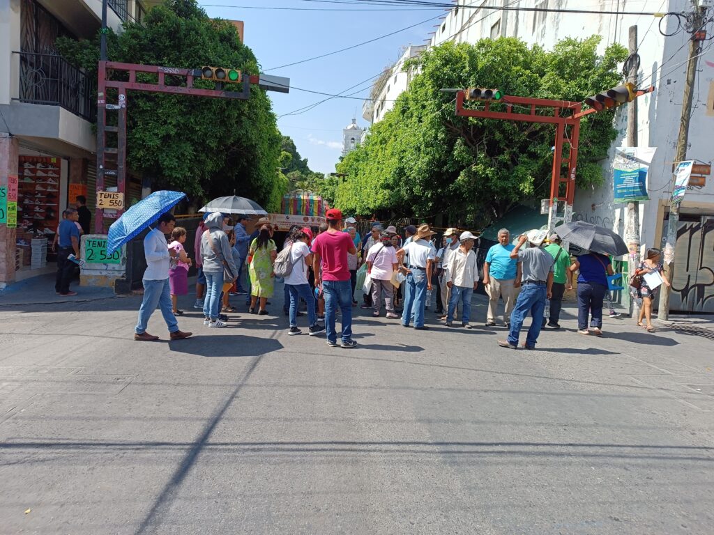 En Chilpancingo… No cesan los bloqueos viales por abusos de la CAPACH; colonos cierran el Paso a Desnivel