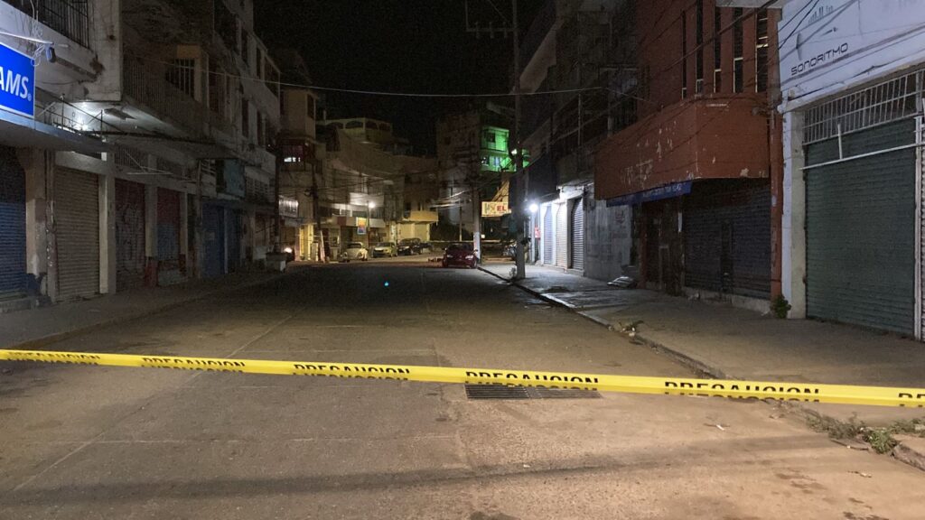 Asesinan a balazos a 3 en el centro de Acapulco