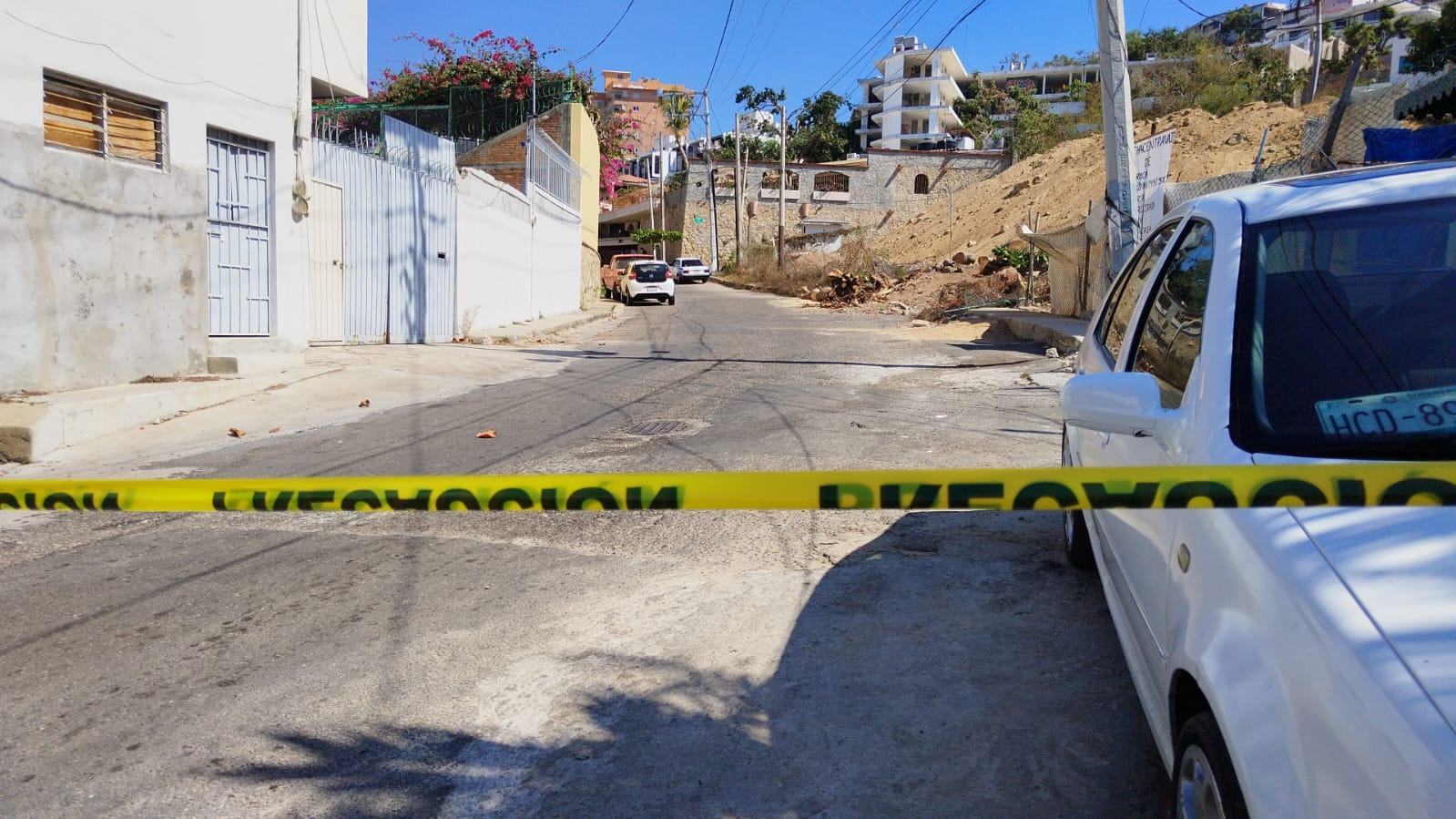 Hallan asesinados a un hombre y una mujer en un taxi, en Acapulco