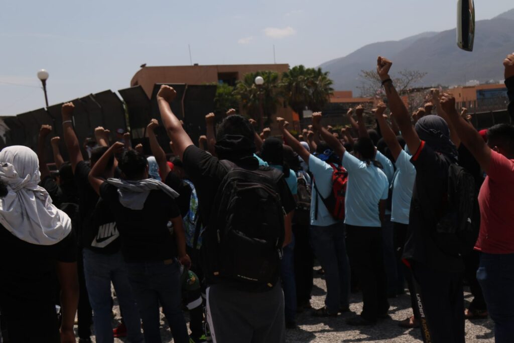 Mitin frente a palacio de gobierno… Normalistas exigen que se aprehenda al policía que mató a Yanqui Khotan
