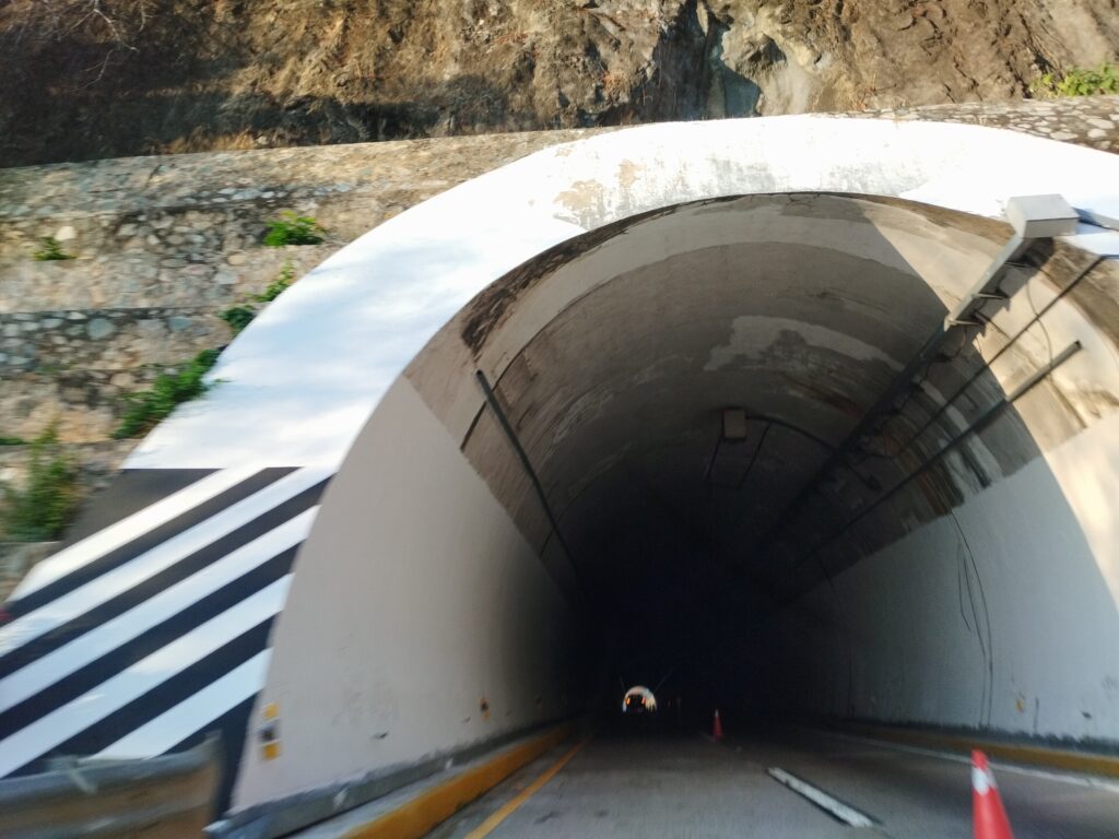 Cerca del río Papagayo… Túnel de la Autopista del Sol está a oscuras; se fundieron las luminarias