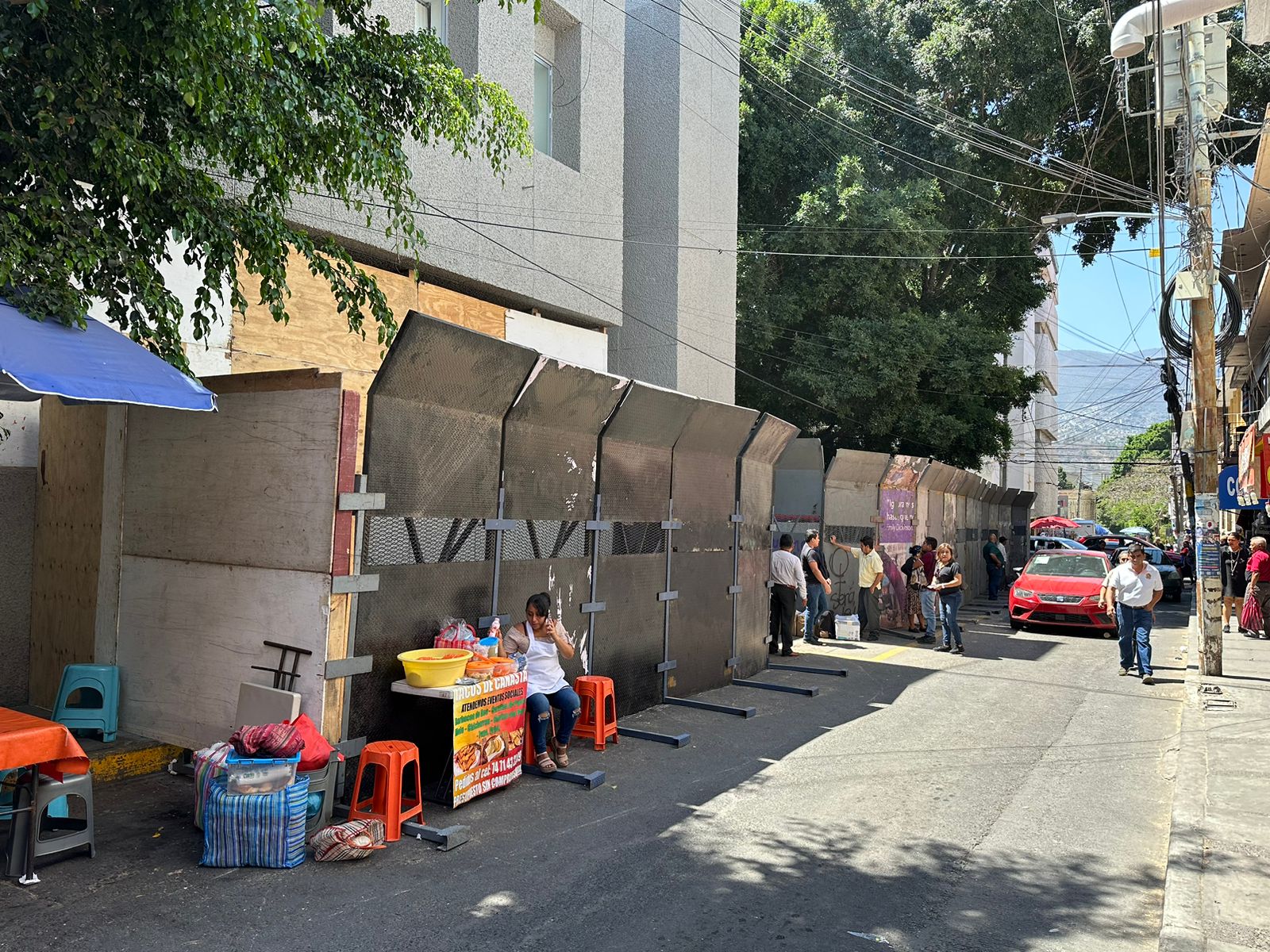 Chilpancingo… Amurallan varios edificios públicos, ante posibles movilizaciones de normalistas