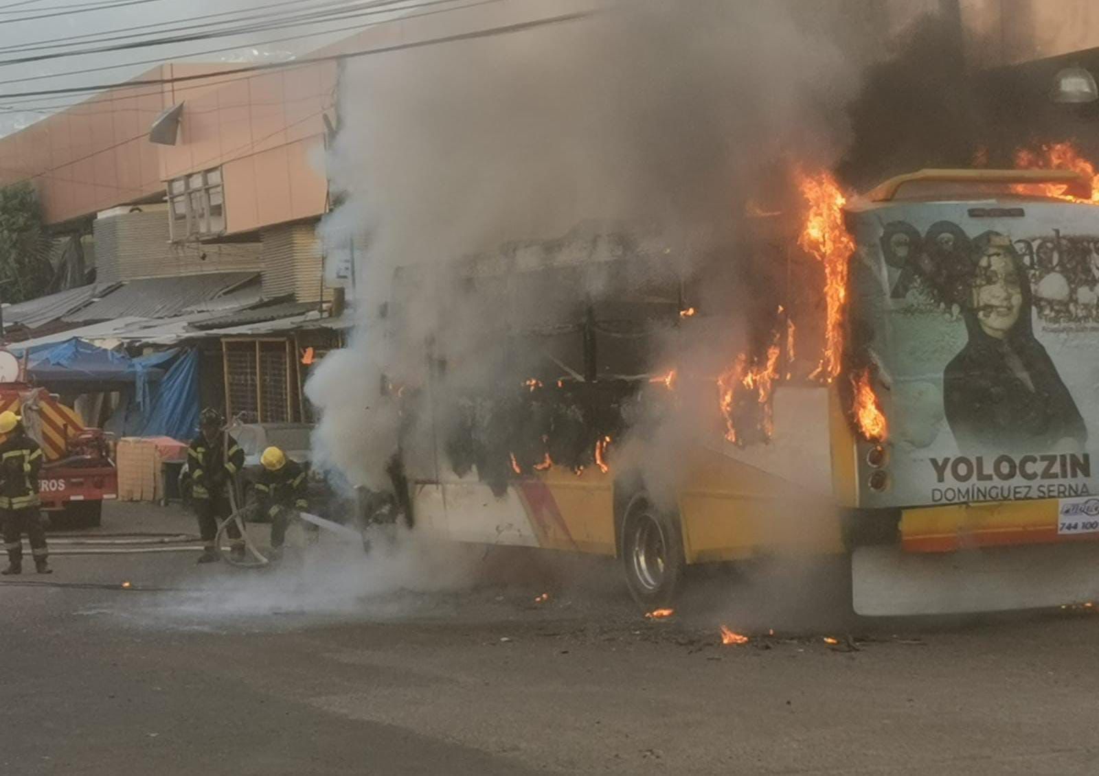 Hombres armados incendian un camión urbano, en Acapulco