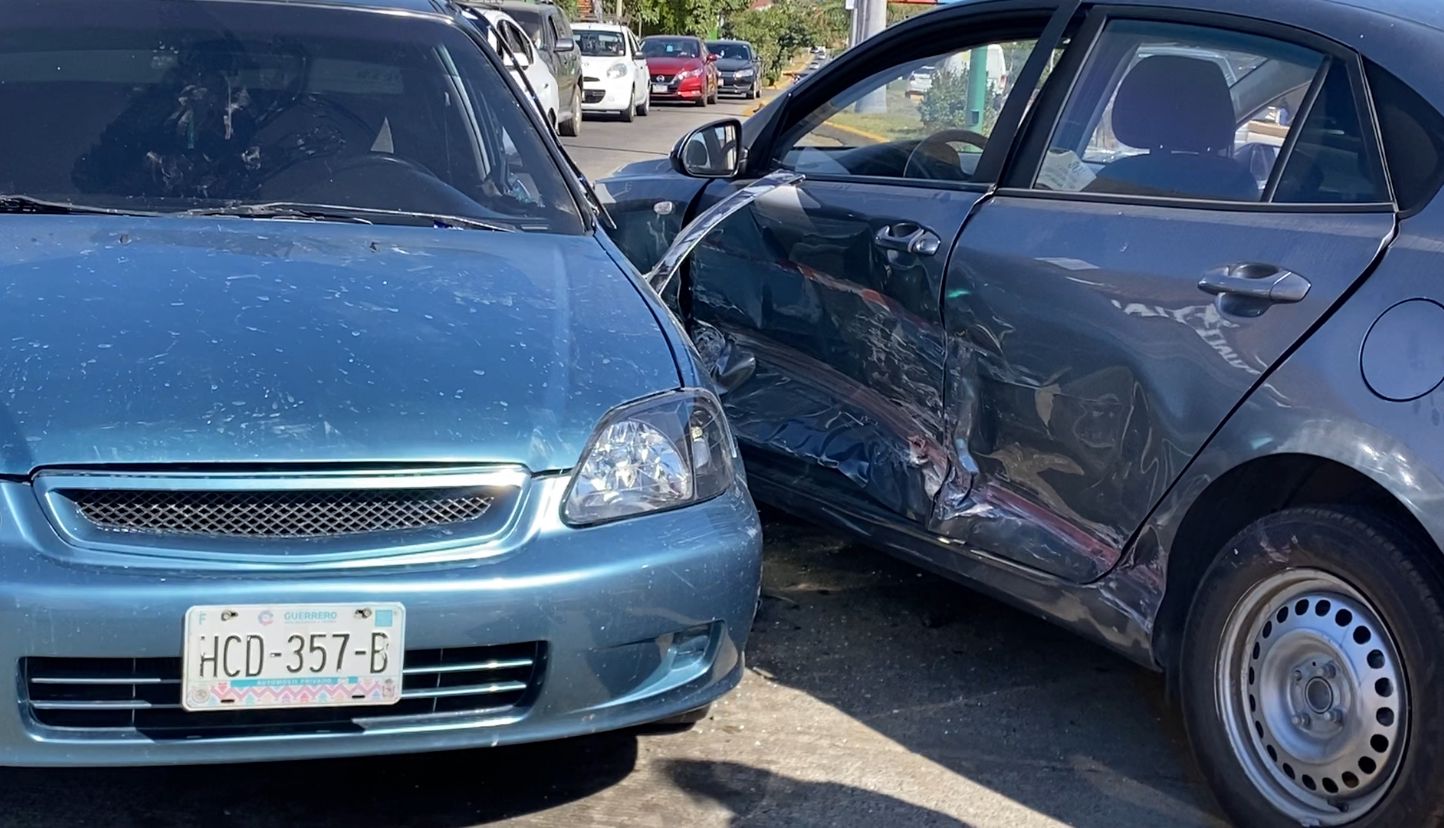 Accidente vehicular en Paseo de Zihuatanejo deja severos daños materiales
