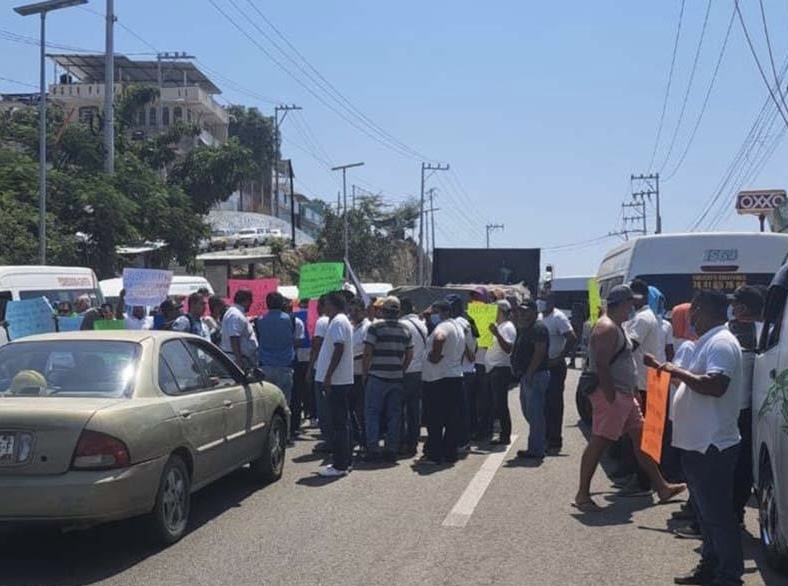 En Acapulco… Matan a un transportista, y decenas de compañeros bloquean la carretera