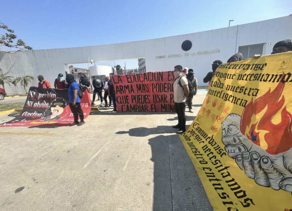 En Acapulco… Provoca alarma la llegada de normalistas; cierran oficinas y desalojan a trabajadores