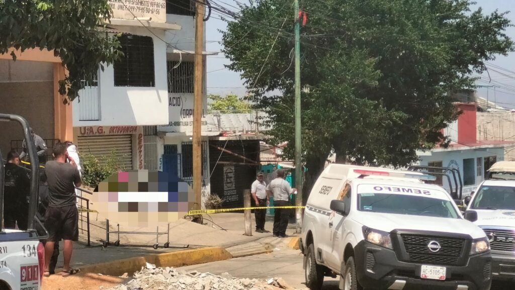 Lo ejecutan con múltiples balazos afuera de una clínica, en Acapulco