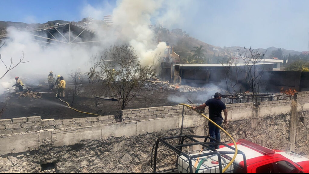En Chilpancingo… Incendio en terreno de Segalmex causa alarma; se quemó pasto seco y unas llantas