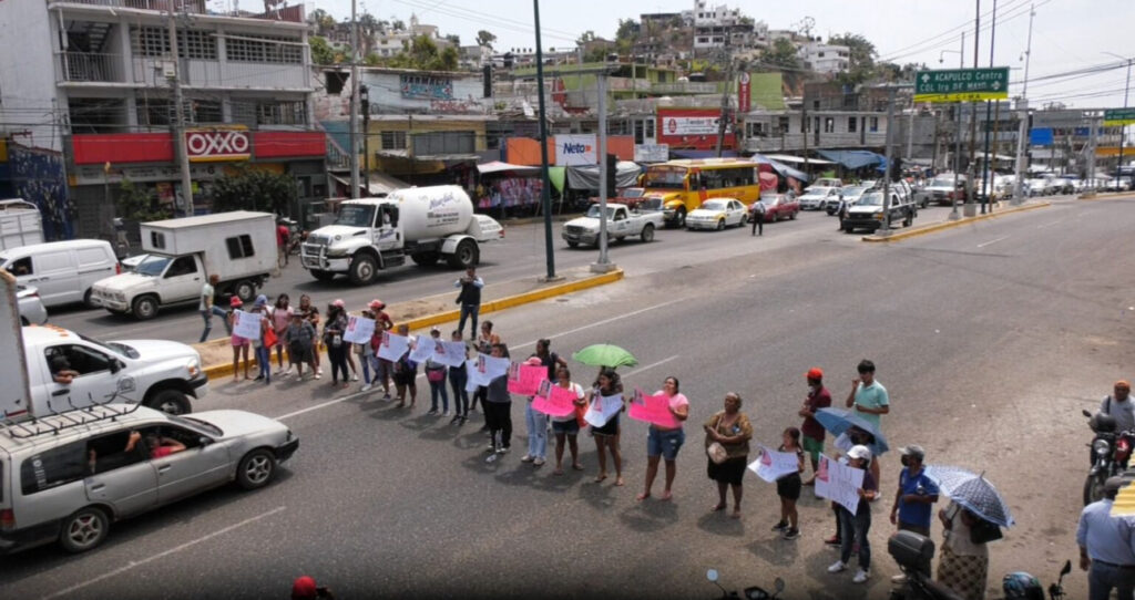 En Acapulco… Bloquean la avenida Costera por la desaparición de joven mujer