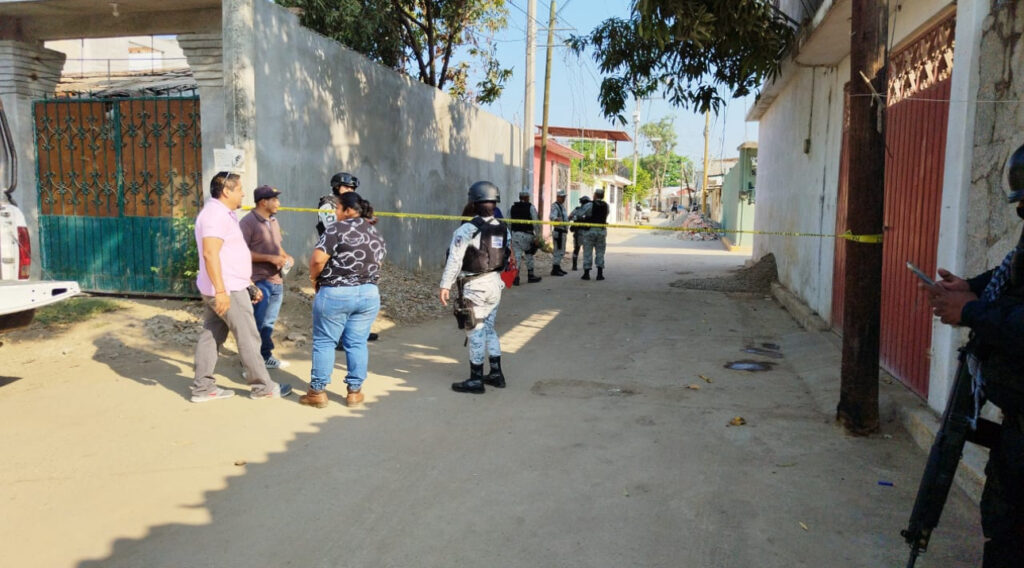En Acapulco… Arrojan desde un vehículo un cadáver envuelto en una sábana