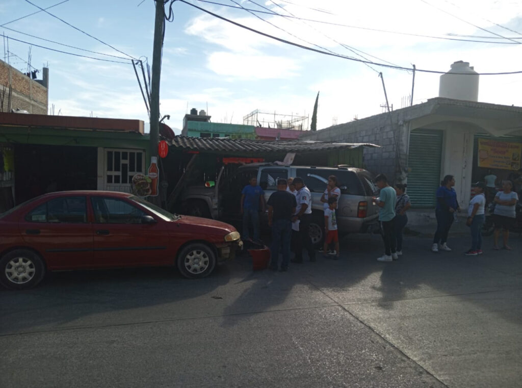 En Chilpancingo… Choca carroza de funeraria Los Ángeles contra un auto y un puesto de frutas