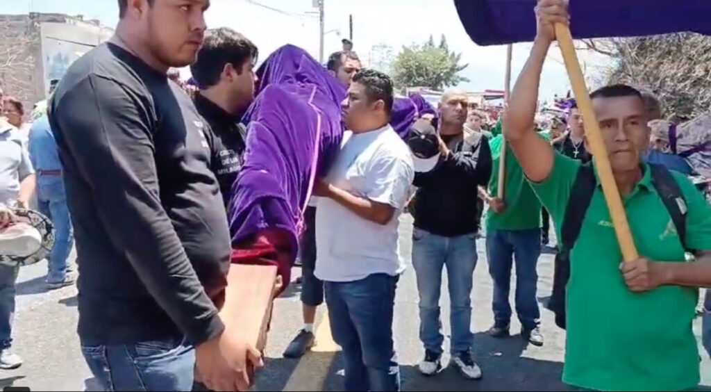 Procesión del Señor de Xochula interrumpida por bloqueo en Taxco