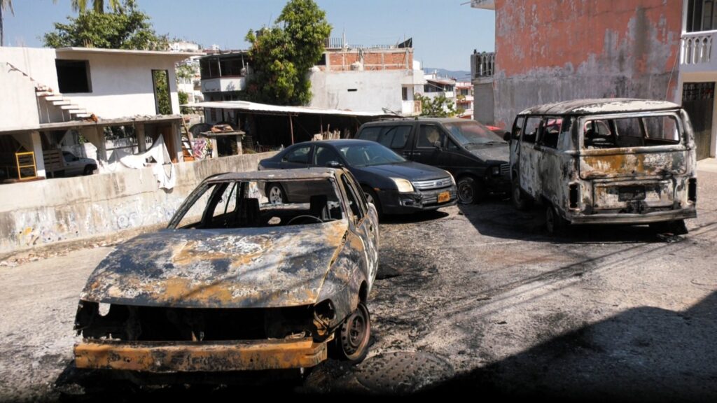 En Acapulco… Sujetos armados incendiaron dos vehículos en la Progreso