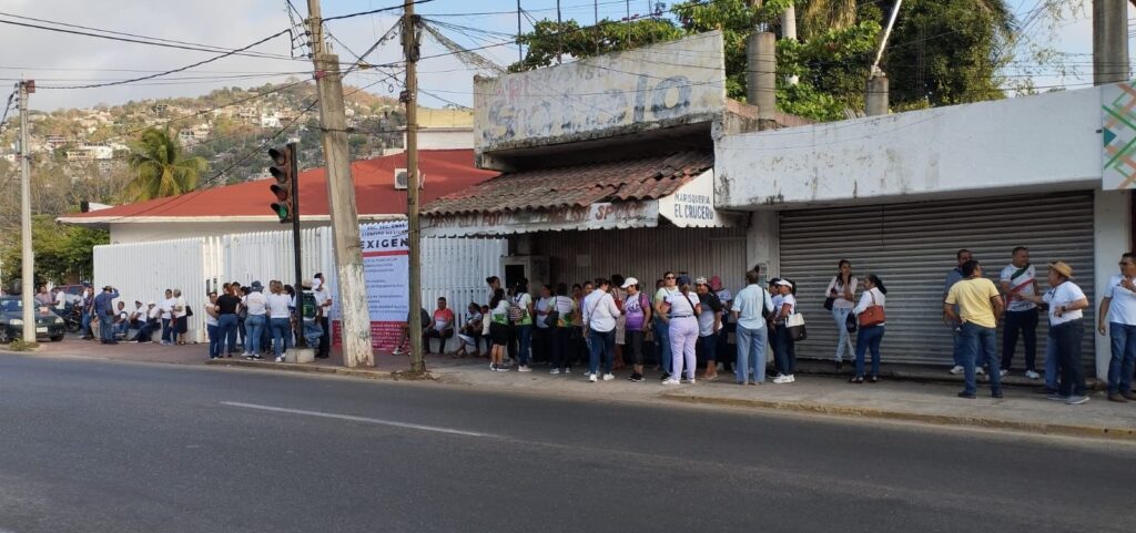 Maestros del SNTE realizan paro de labores y manifestaciones en Zihuatanejo