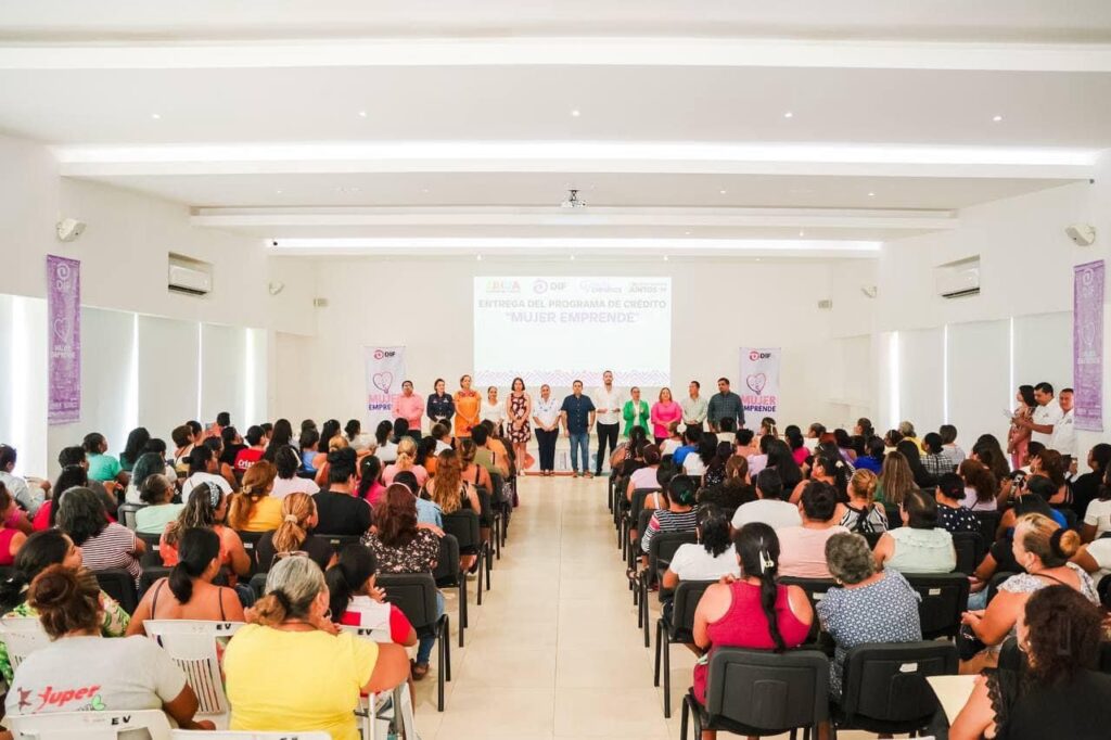 Jorge Sánchez encabezó la entrega del programa Mujer Emprende a 154 mujeres