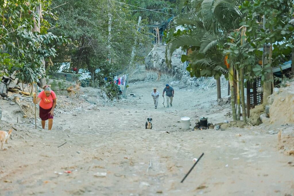 Importante obra de pavimentación arranca en la colonia Azteca de Zihuatanejo