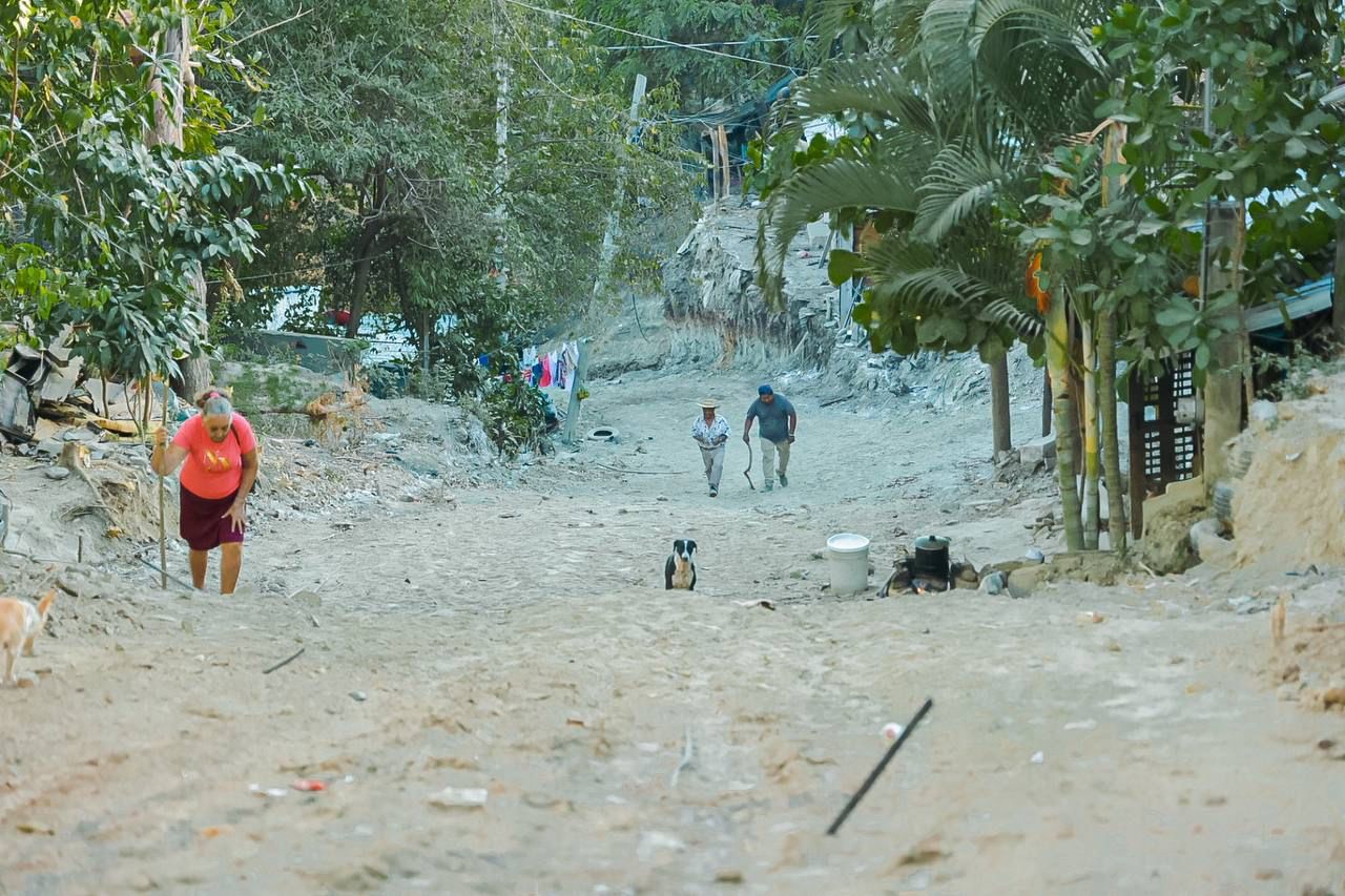 Importante obra de pavimentación arranca en la colonia Azteca de Zihuatanejo