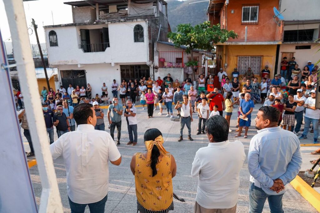 Colonos de la 12 de Marzo en Zihuatanejo se benefician con la calle Capricornio