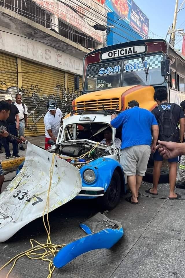 En Acapulco… Chofer de taxi y su pasajero salvan la vida; los embistió un camión sin frenos