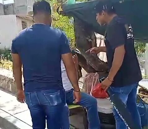 En Acapulco… Captan en video a sujetos golpeando a 2 trabajadores del transporte público