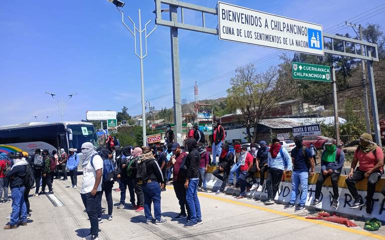 En Chilpancingo… Estudiantes de Ayotzinapa cierran parcialmente la Autopista del Sol