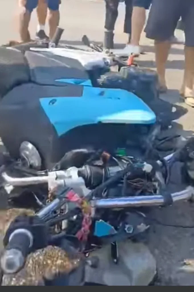 Embiste un taxi colectivo a un joven motociclista, en Acapulco
