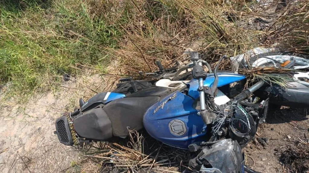 Motociclistas se accidentaron al salirse de la carpeta asfáltica en Tecpan