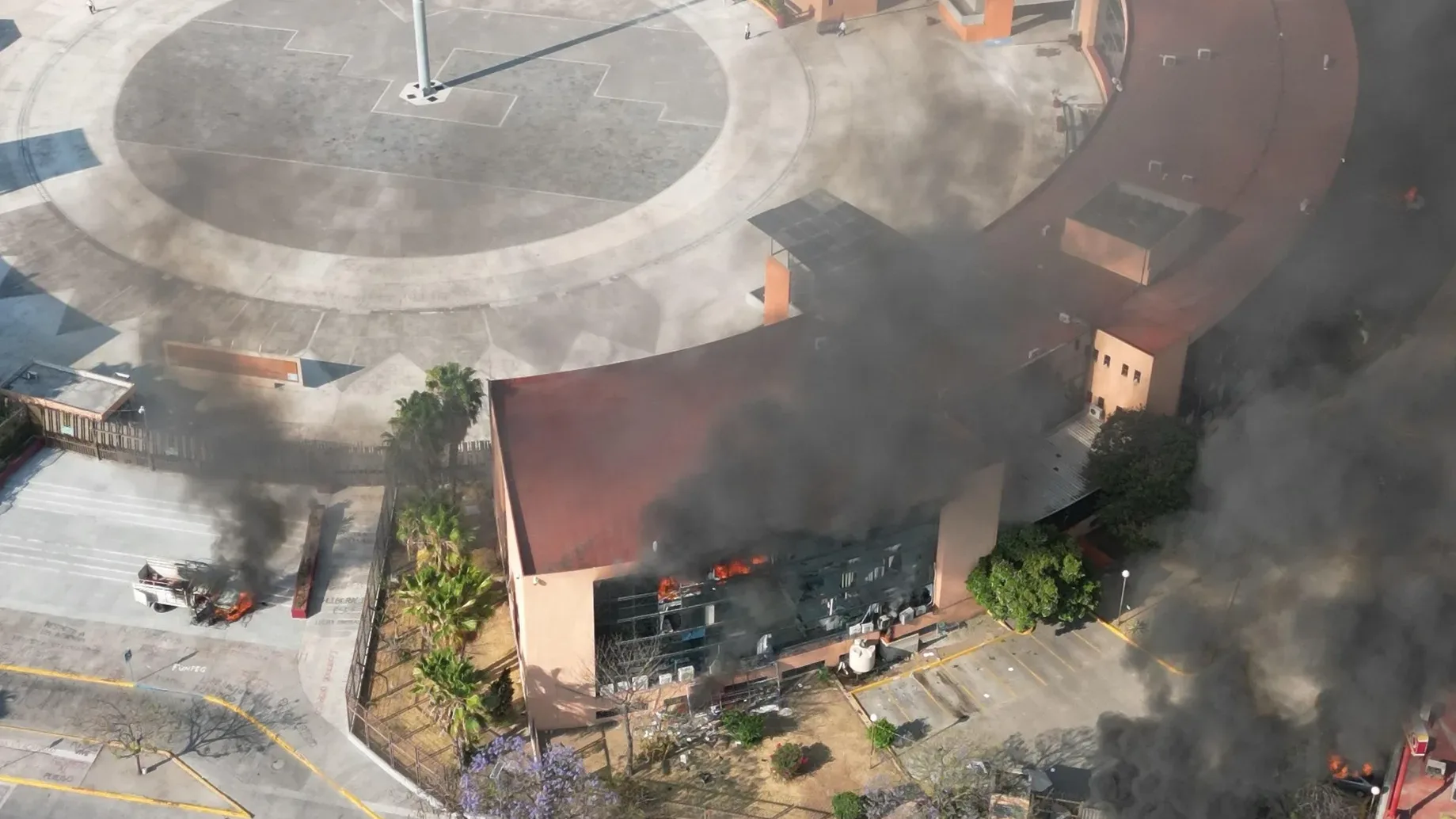Normalistas de Ayotzinapa Incendian parte del edificio “Montaña” del Palacio de Gobierno y Vehículos