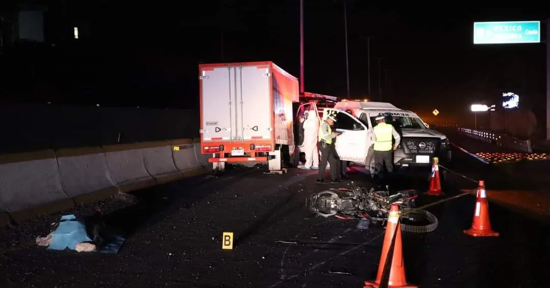 Tres muertos en choque de motocicleta con camión en la autopista del Sol