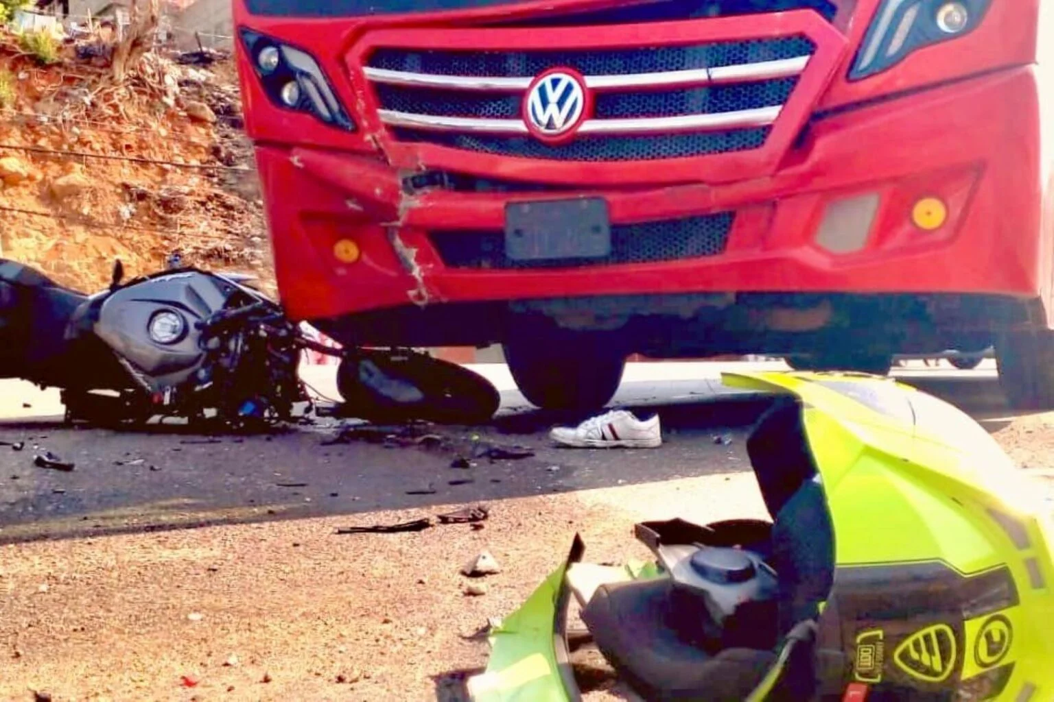 Arrolla camión del Acabús aun motociclista, en Acapulco