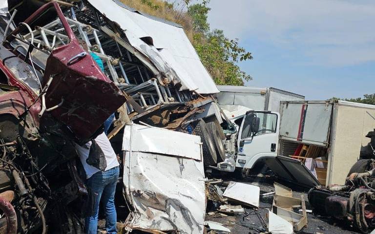 Chocan cuatro vehículos de carga sobre la Siglo XXI; hay tres heridos