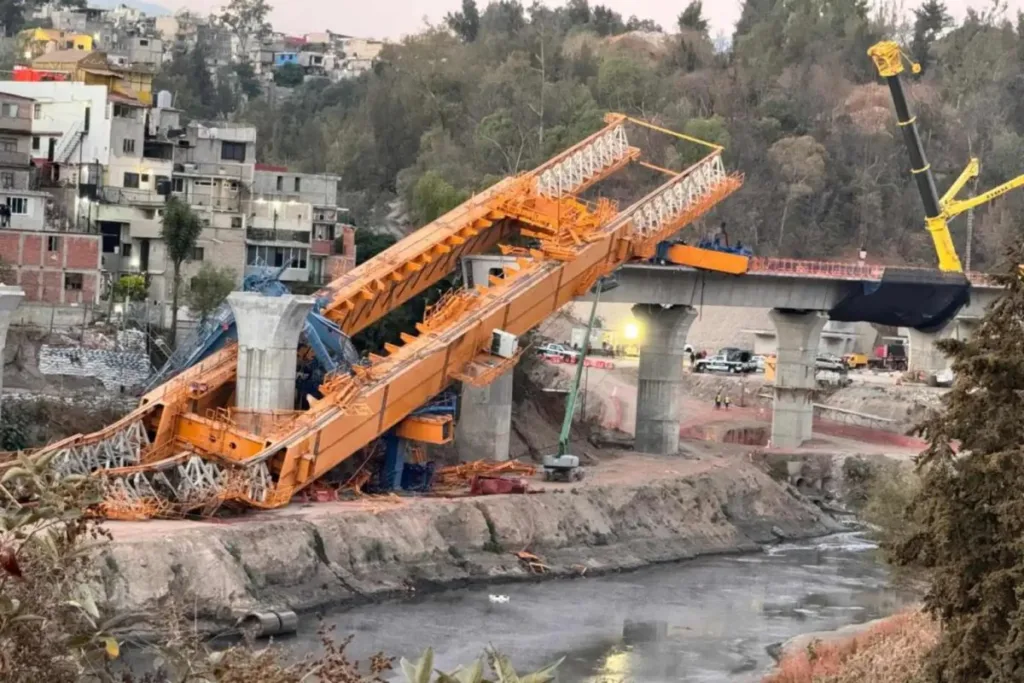 Colapsa grúa en construcción del Tren Interurbano México-Toluca