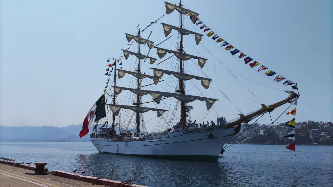 Con buena mar arriba el Buque Escuela Velero “Cuauhtémoc”, al puerto de Acapulco