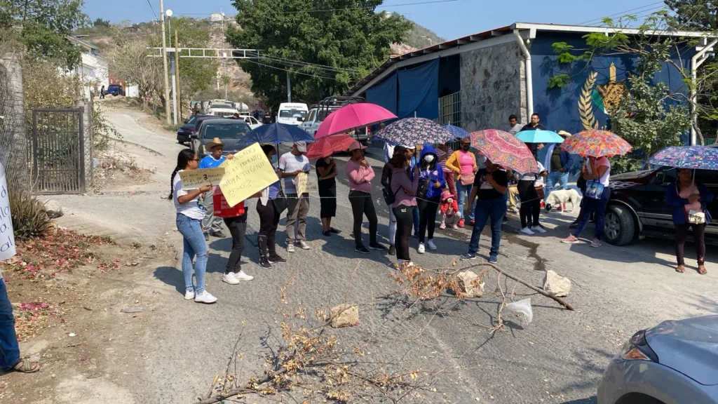 En Chilpancingo… Cierran carretera hacia Amojileca; carecen de agua desde hace tres meses, denuncian