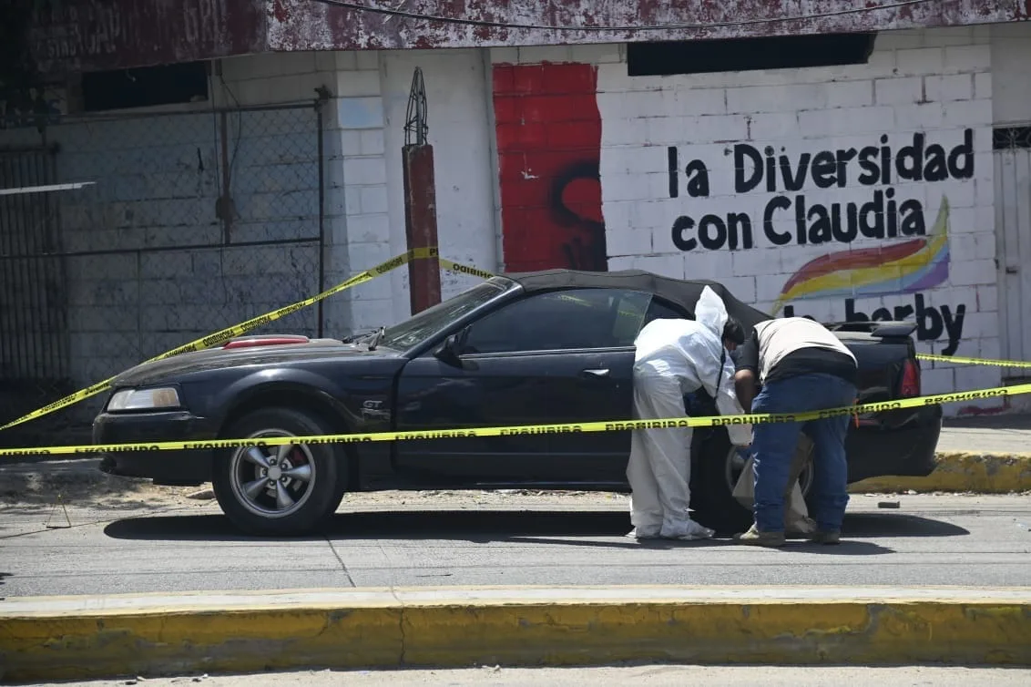 Hallan el cadáver de un hombre en un Ford Mustang, en Acapulco