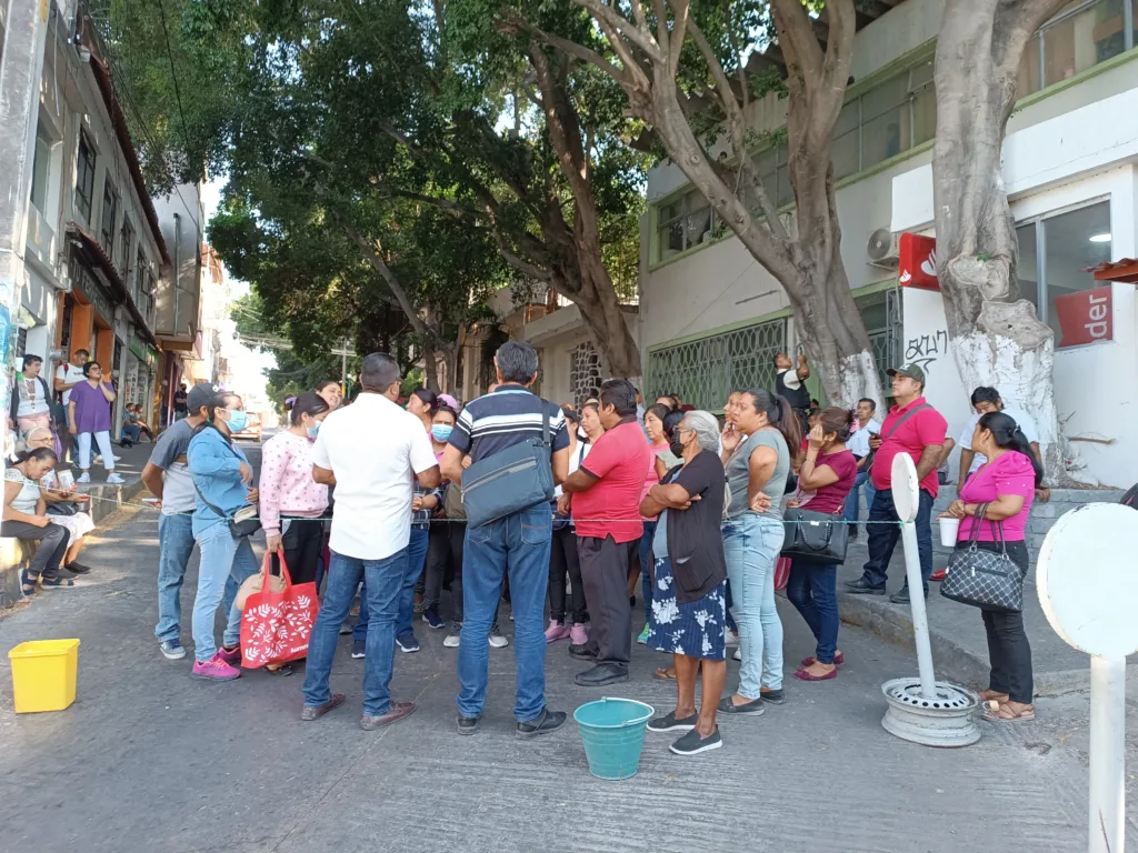 En Chilpancingo… Bloquean el bulevar, en San Mateo, y cierran la sede de la CAPACH, en exigencia de agua