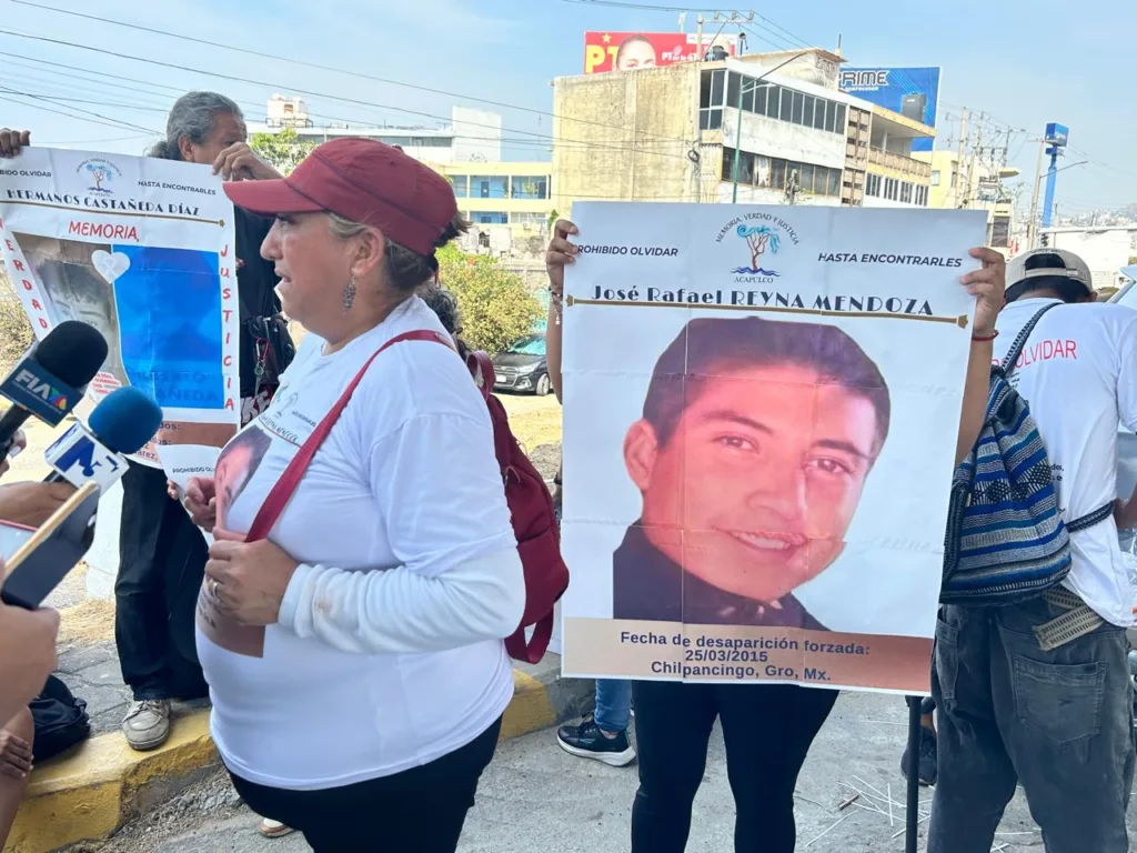 Colectivo pega carteles con fotografías de personas desaparecidas, en Acapulco